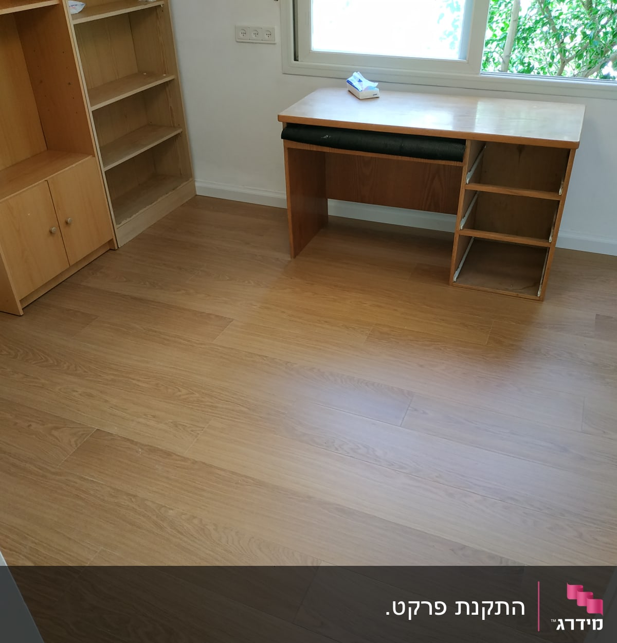 רצפת פרקט עץ בהירה בחדר ריק עם שולחן